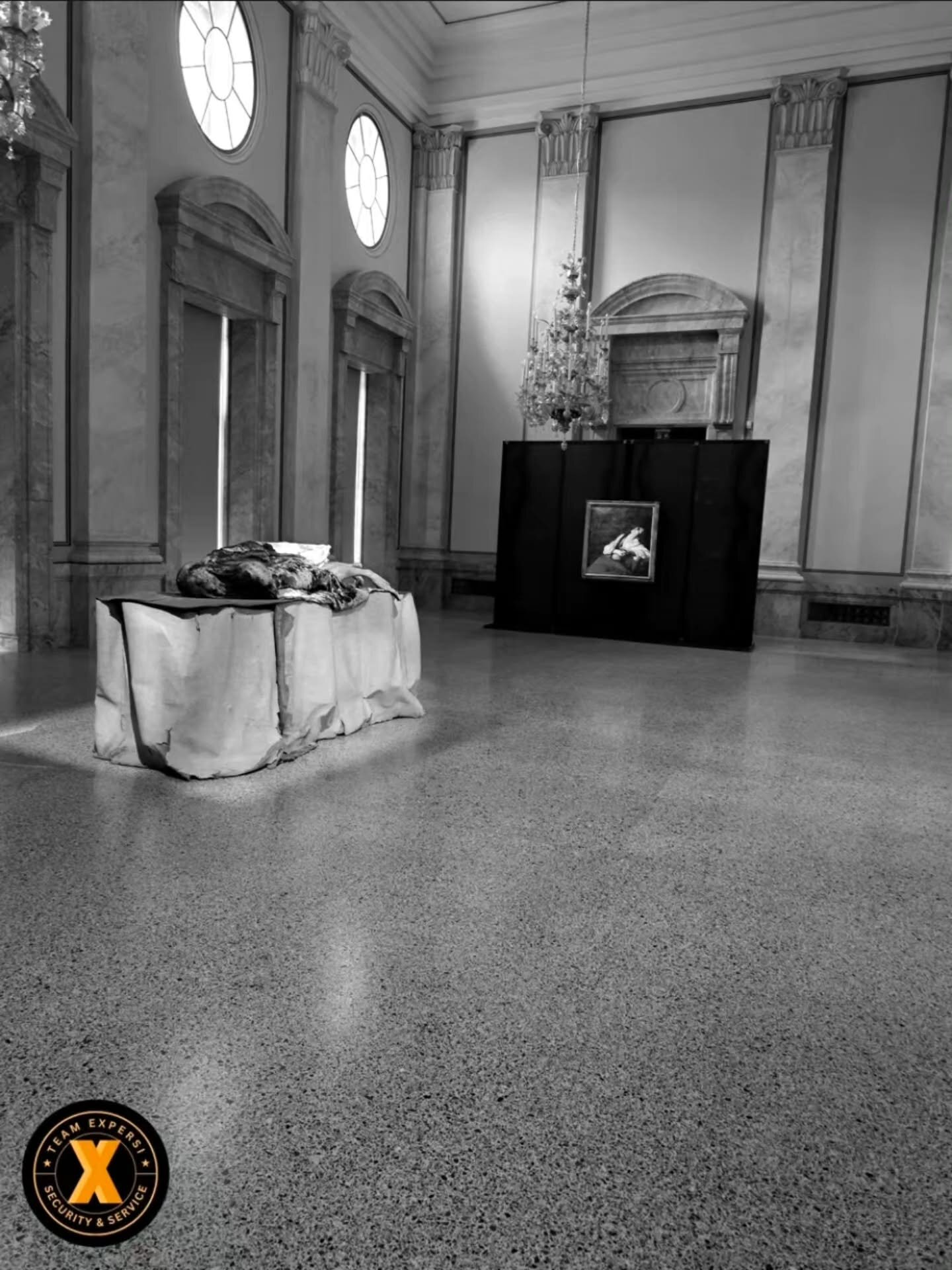 Historischer Ausstellungssaal mit abgedeckten, geschützten Kunstobjekten während des Auf- und Abbaus