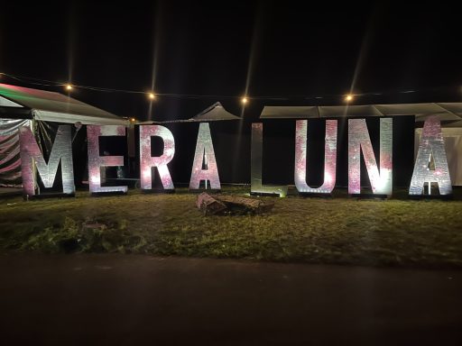 Große leuchtende Buchstaben bilden den Schriftzug "MERA LUNA" bei Nacht.