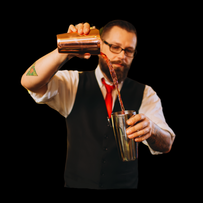 Barkeeper mit Schnurrbart, der einen Cocktail in ein Glas gießt.
