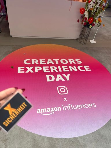Runder Bodenaufkleber mit "Creators Experience Day" und Logos von Instagram und Amazon. Sicherheitsdienst und StageHand