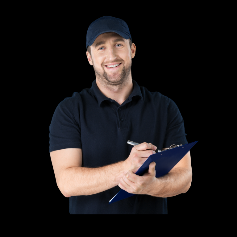 Mann in uniform mit Kappe, lächelt und hält ein Clipboard mit Stift.