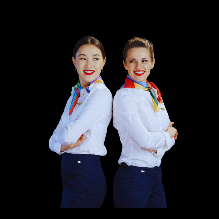 Zwei flugbegleitende Frauen stehen Rücken an Rücken, lächeln und tragen bunte Schals.