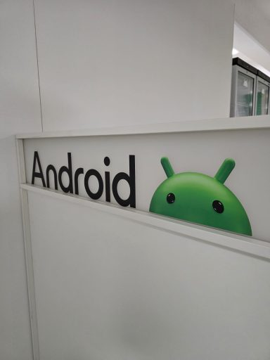 Grünes Android-Logo hinter einem Schriftzug mit dem Wort "Android".