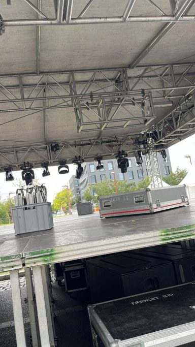 Bühne mit Lichttechnik und Ausrüstung für eine Veranstaltung.
