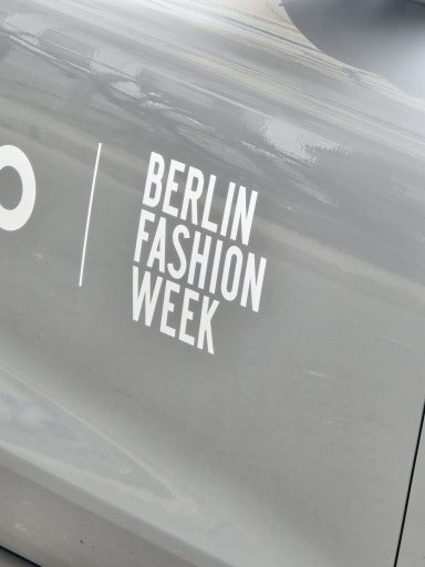 Berlin Fashion Week-Logo auf grauem Hintergrund.