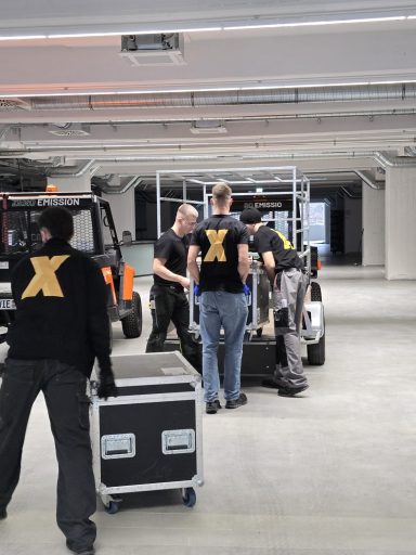 Techniker transportieren Ausrüstung in einem Lagerraum.